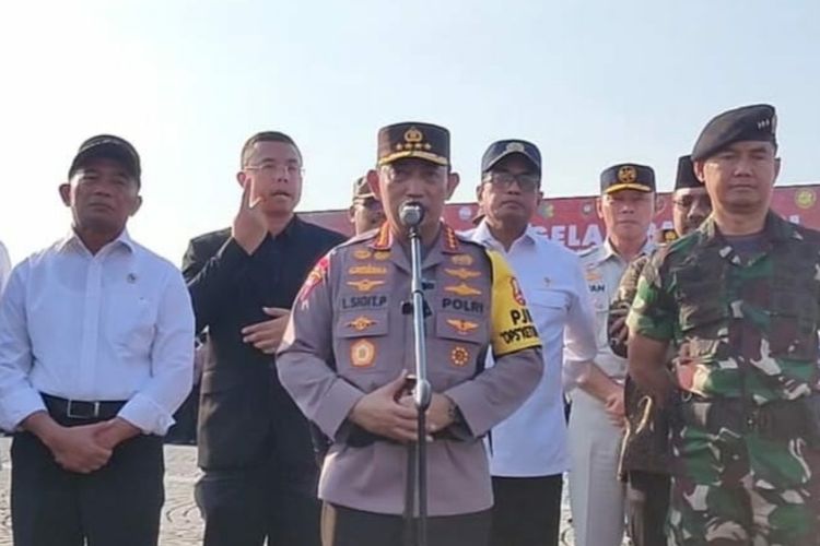 Kapolri Jenderal Listyo Sigit Prabowo usai memimpin Apel Gelar Pasukan Operasi Ketupat 2023 di Lapangan Silang Monas, Jakarta, Senin (17/4/2023).