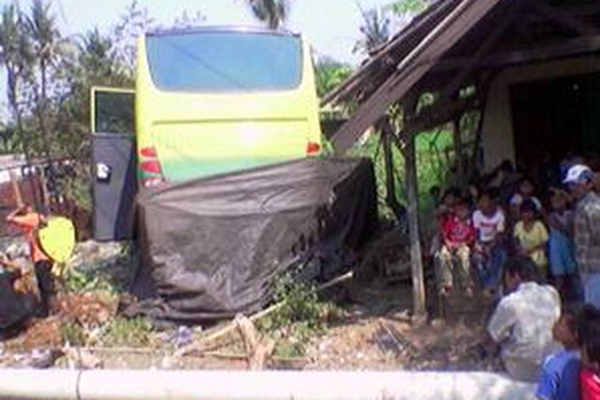 Bus Puspa Jaya BE 3093 W masih terperosok di sisi jalan di Kampung Marga Mulya, Ciasem, Subang Jabar setelah menabrak pikap L300 T 8608 TG, Jumat (26/9). Delapan orang tewas dan empat lainnya luka berat dalam kecelakaan itu.