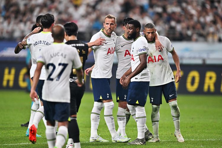 Penyerang Tottenham Hotspur, Harry Kane, merayakan gol bersama rekan setimnya dalam duel menghadapi tim bintang K-League XI di Seoul World Cup Stadium, 13 Juli 2022.