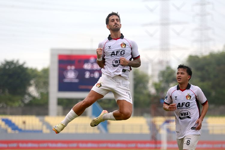 Selebrasi penyerang Persik Kediri, Ernesto Gomez saat mencetak gol ke gawang Arema FC di Stadion Gelora Joko Samudro, Gresik, Minggu (3/5/2026) sore WIB.