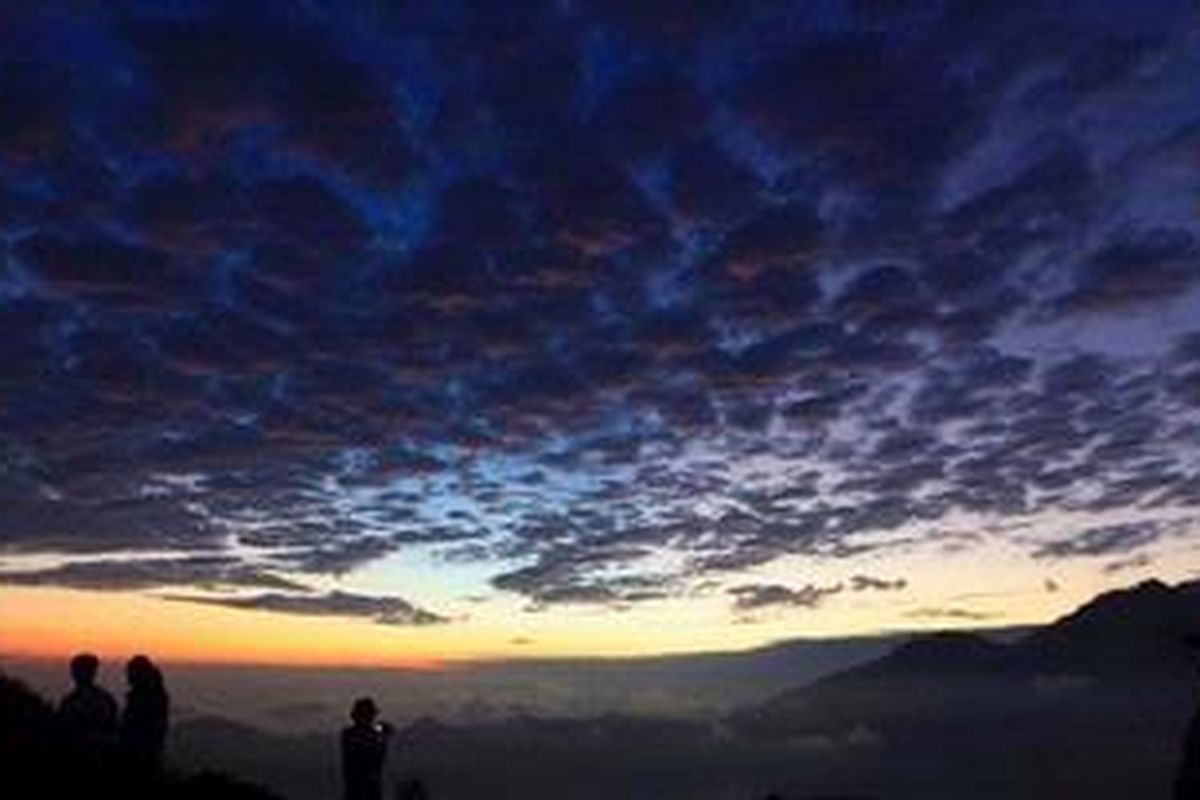 Wisatawan menikmati matahari terbit dari kawah I Gunung Batur di Kecamatan Kintamani, Bangli, Bali, Jumat (7/10/2011). Gunung ini memiliki tiga buah kawah yang masih aktif yang terletak di kaldera Batur raksasa. Banyak wisatawan ke tempat ini hanya berolahraga dan melihat pemandangan. Padahal kawasan gunung juga menjadi laboratorium geologi yang mahakaya.