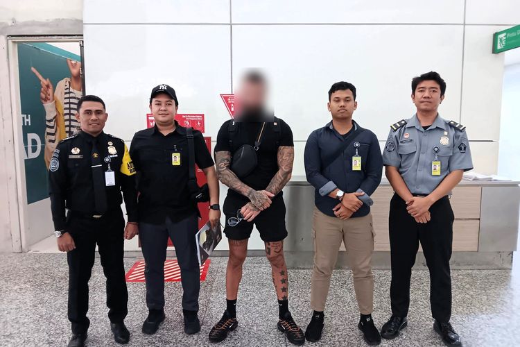 GRS (32), pria warga negara asing (WNA) asal Kanada yang dinyatakan sebagai buronan interpol saat dideportasi ke negara asalnya melalui Bandara Internasional I Gusti Ngurah Rai, Bali, pada Rabu (14/8/2024). /Dok. Imigrasi Ngurah Rai