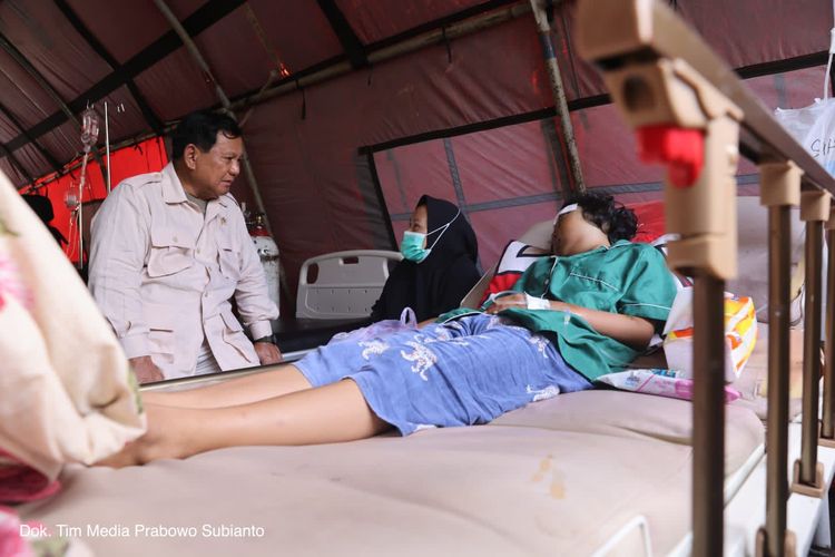 Menteri Pertahanan (Menhan) Prabowo Subianto menjenguk para korban gempa di Cianjur, Jawa Barat, Kamis (24/11/2022).