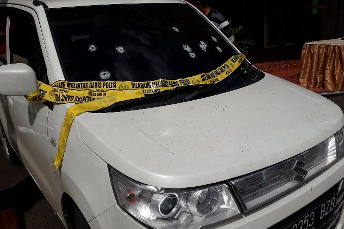 Barang bukti pengungkapan kasus penyekapan penumpang GrabCar di Mapolsek Jakarta Barat pada Jumat (27/4/2018).