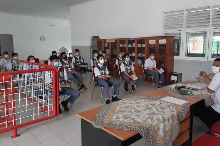 Para siswa SMK Negeri 2 Palembang mulai melakukan belajar tatap muka secara batas dengan mengikuti protokol kesehatan, Senin (30/8/2021).