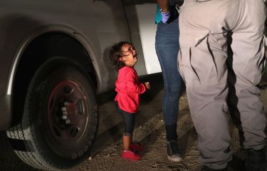 Yanela, bocah dua tahun asal Honduras, menangis di depan petugas perbatasan AS-Meksiko. Karena foto ini, dia menjadi ikon kebijakan imigrasi Presiden Donald Trump yang memisahkan migran anak dari orangtuanya.