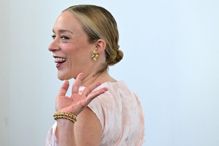 Aktris Chloe Sevigny mengenakan perhiasan dari Tiffany saat menghadiri Venice Film Festival 2025 (Festival Film Venesia 2025) untuk film After the Hunt pada Jumat (29/8/2025).