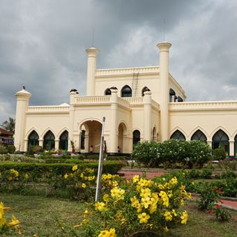 Istana Siak Sri Inderapura merupakan kediaman resmi Sultan Siak yang dibangun pada tahun 1889 oleh Sultan Syarif Hasyim Abdul Jalil Syaiffudin. Keberadaan istana di Kabupaten Siak, Riau ini menarik perhatian wisatawan nusantara maupun wisatawan mancanegara. Foto diambil Kamis (2/2/2017).