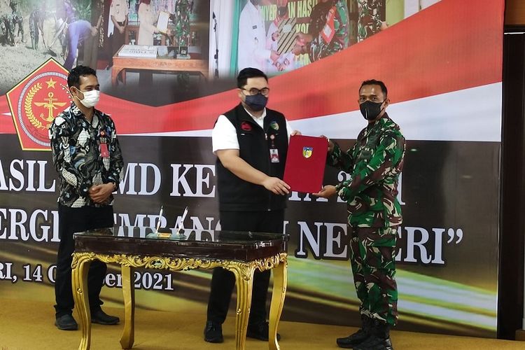 Bupati Kediri Hanindhito Himawan Pramana bersama Kolonel Infanteri M Dariyanto 