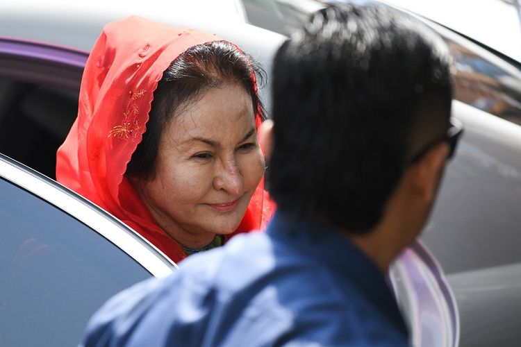 Istri mantan Perdana Menteri Malaysia Najib Razak, Rosmah Mansor, ketika keluar dari mobil. Rosmah hadir ke Komisi Anti-korupsi Malaysia (MACC) untuk memberi keterangan terkait skandal 1MDB Selasa (5/6/2018).