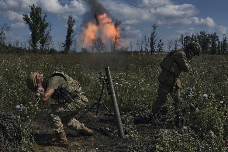 Tentara Ukraina menembakkan mortir ke posisi pasukan Rusia di garis depan dekat Bakhmut, wilayah Donetsk, Ukraina timur, Sabtu (12/8/2023).
