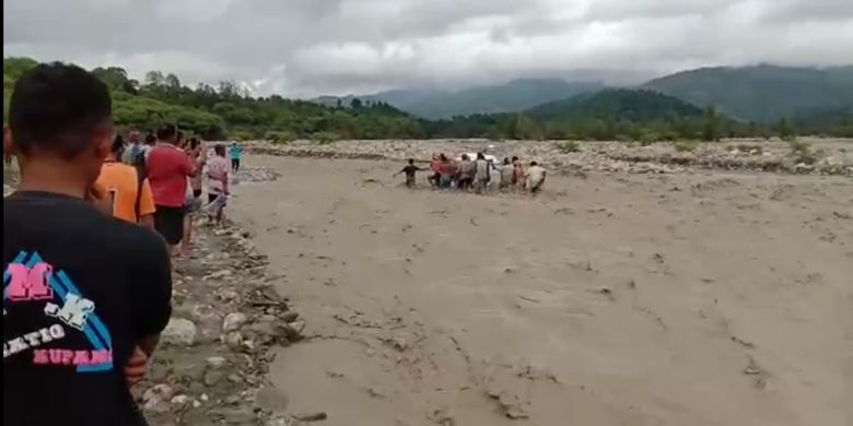 PHOTO:Warga sedang menggotong peti jenazah menerobos banjir di kali Nisnoni, Desa Liliana, Kecamatan Nunbena, Kabupaten TTS, NTT