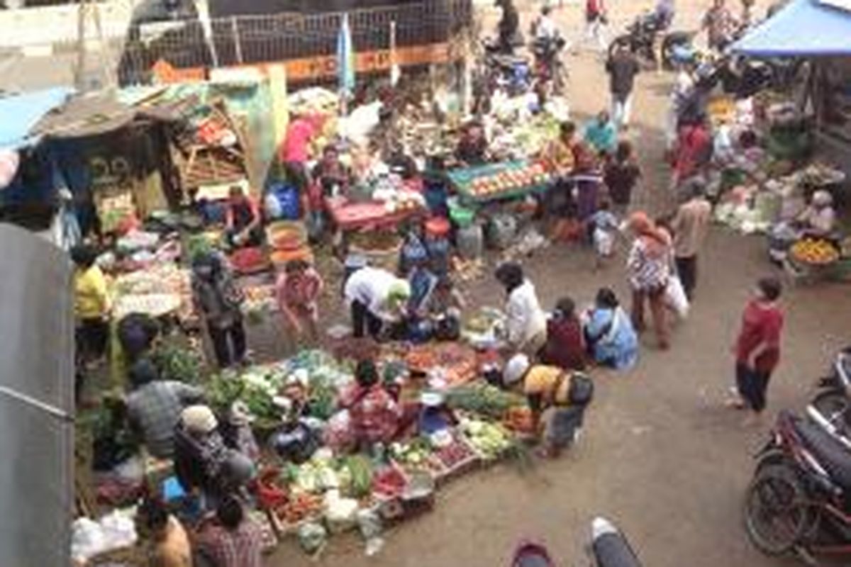 Pedagang kaki lima yang sudah mendaftarkan diri untuk mendapatkan lapak di Pasar Minggu, Jakarta Selatan, masih ada yang belum dipanggil oleh PD Pasar Jaya Pasar Minggu. Hingga Rabu (4/9/2013), sejumlah pedagang masih berjualan di sekitar pasar tersebut.