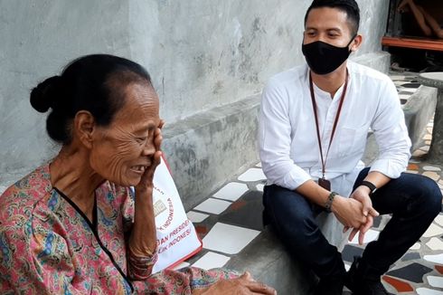 Mbah Khotimah Kaget Dapat Bantuan dari Jokowi, Diantar Langsung Asisten Ajudan Presiden ke Rumahnya