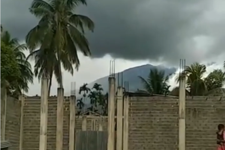 Tangkapan layar Instagram @infosumbar penampakan longsor di Gunung Talamau, Kabupaten Pasaman Barat, dampak dari gempa besar yang terjadi Jumat (25/12/2022) pagi. Video diambil dari daerah Binuang, Nagari Aua Kuniang, Kecamatan Pasaman.