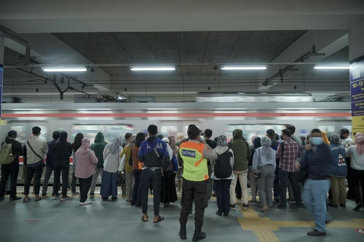 Ilustrasi pengguna commuter line.