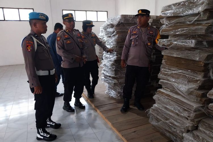 Polisi melihat logistik Pemilu 2024 di gudang KPU Sikka, Rabu (25/10/2023).