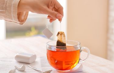 Teh adalah salah satu minuman yang mengandung kafein.