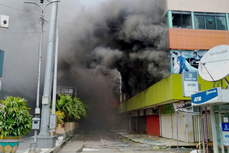 Pusat perbelanjaan Matahari Mall Kudus, Jawa Tengah terbakar hebat, Kamis (22/2/2018). 