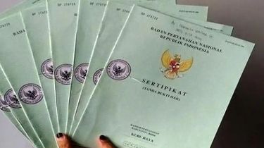 Dua pesawat terbengkalai di hanggar pabrik dirgantara