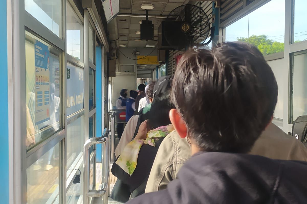 Antrean tap in tap out di Halte Transjakarta Kebon Jeruk, Jumat (18/11/2022).