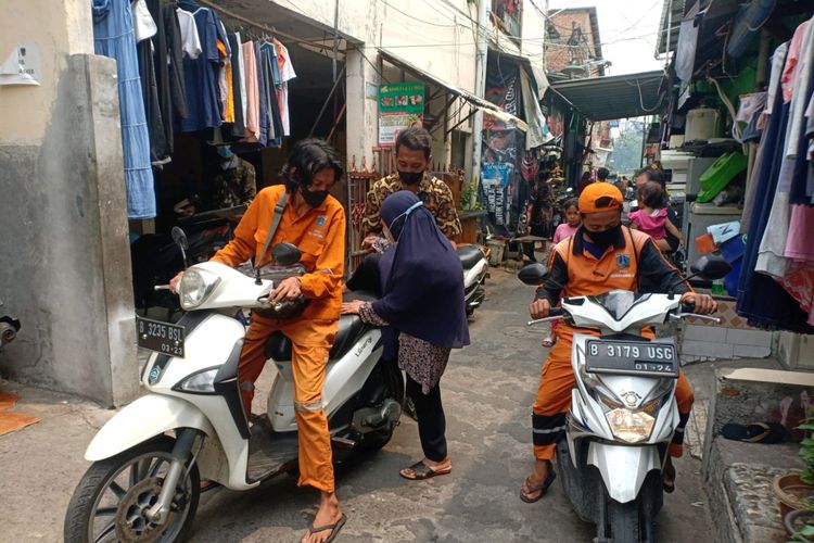 Kelurahan Sunter Jaya gelar Bazar Vaksin dan siapkan kendaraan untuk antar jemput warga yang hendak vaksinasi. 