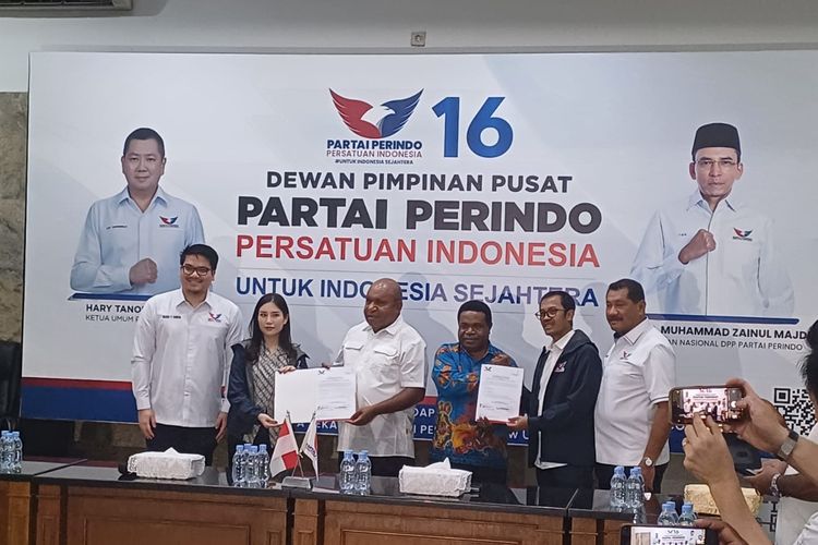 Ketua DPP Perindo Angela Tanoesoedibjo menyerahkan surat rekomendasi ke bakal calon gubernur Papua Pegunungan Befa Yigibalom-Natan, Rabu (5/6/2024).
