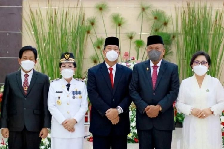 Penjabat Bupati Sangihe Rinny Tamuntuan bersama suami Fransiscus Andi Silangen saat foto bersama Gubernur Sulut Olly Dondokambey dan istri Rita Tamuntuan, juga Wakil Gubernur Steven Kandouw, di sela-sela acara pelantikan, Minggu (22/5/2022).