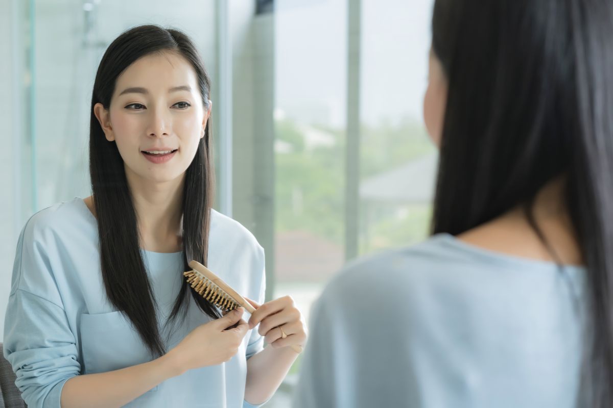 Ilustrasi perawatan rambut ala wanita Jepang.