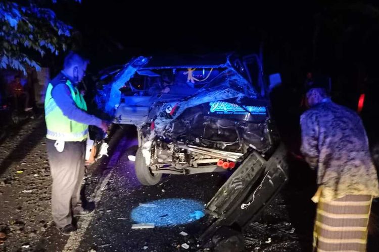 Tabrakan maut antara truk boks B 9160FXR dan Suzuki Granmax Pickup Z 8947 HT di Jalan Deandels, Pedukuhan Macanan, Kalurahan Glagah, Kapanewon Temon Kabuaten Kulon Progo, Daerah Istimewa Yogyakarta. Satu orang tewas dalam kecelakaan ini.