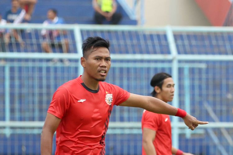 Pemain Persija Jakarta Tony Sucipto dan Marko Simic saat melawan Persela Lamongan pada babak penyisihan grup B Piala Gubernur Jatim 2020 yang berakhir denna skor 4-1 di Stadion Kanjuruhan Malang, Jawa Timur, Selasa (11/02/2020) sore.