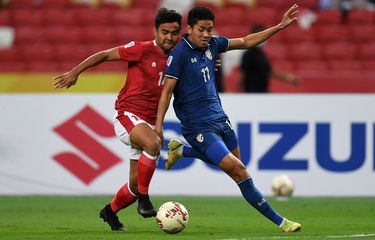 Pemain Indonesia Asnawi Mangkualam Bahar (kiri) beradu dengan pemain Thailand Bordin Phala pada pertandingan leg kedua final Piala AFF 2020 antara Indonesia vs Thailand di National Stadium, Singapura, Sabtu (1/1/2022) malam WIB. Thailand sukses keluar sebagai juara Piala AFF 2020 setelah pada laga final leg kedua melawan Indonesia berakhir imbang 2-2 dan menang dengan keunggulan agregat 6-2.