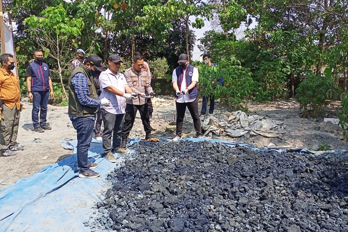 Dinas Lingkungan Hidup (DLH) Kabupaten Bandung berjanji akan evaluasi semua administrasi CV Master Laundry yang tak kelola Limbah B3 dengan baik.