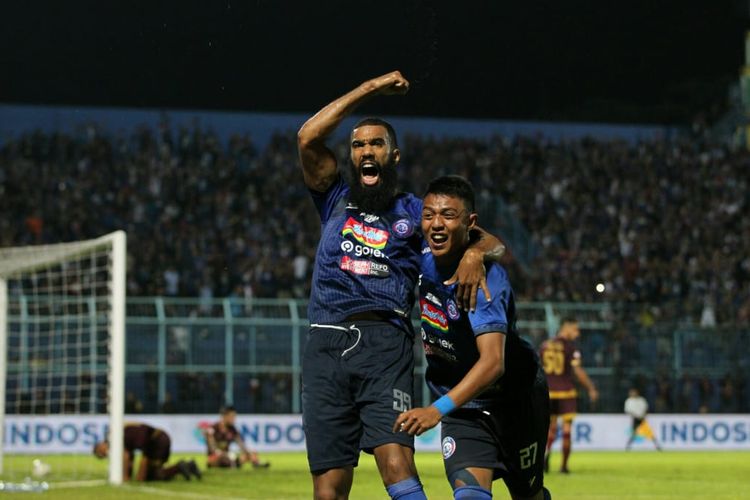 Striker Arema FC, Sylvano Comvalius, berselebrasi seusai membobol gawang PSM Makassar. Laga Arema FC vs PSM Makassar pada lanjutan pekan ke-22 Liga 1 2019 di Stadion Kanjuruhan, Malang, Rabu (2/10/2019), dimenangi Arema FC dengan skor 2-0. 
