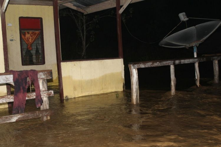 Banjir merendam rumah-rumah warga di Dusun Laala, Desa Loki, Kabupaten Seram Bagian Barat (SBB), Maluku, Senin (26/3/2018) malam.