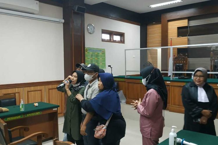 Keluarga menyapa terdakwa Teguh Fajar Ramadhan yang mengikuti sidang secara virtual di Pengadilan Negeri (PN) Purbalingga, Selasa (28/12/2021).