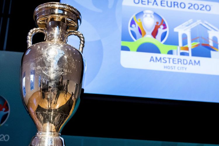 Trofi Piala Eropa dipamerkan dalam peluncuran logo Euro 2020 Amsterdam.
