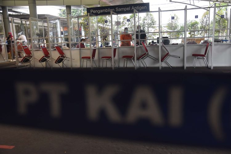 Tenaga kesehatan menunggu calon penumpang yang akan melakukan pemeriksaan antigen di Stasiun Pasar Senen, Jakarta, Rabu (9/3/2022). Kementerian Perhubungan mengeluarkan aturan terbaru untuk perjalanan kereta api jarak jauh salah satunya bagi calon penumpang yang sudah divaksin lengkap atau booster tidak perlu lagi menyertakan hasil tes PCR maupun antigen, kecuali jika calon penumpang tersebut baru melaksanakan vakisnasi tahap pertama.