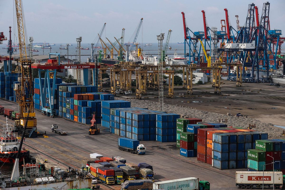 Aktivitas bongkar muat kontainer di Pelabuhan Tanjung Priok, Jakarta Utara, Senin (29/3/2021). Ilustrasi neraca perdagangan Indonesia.