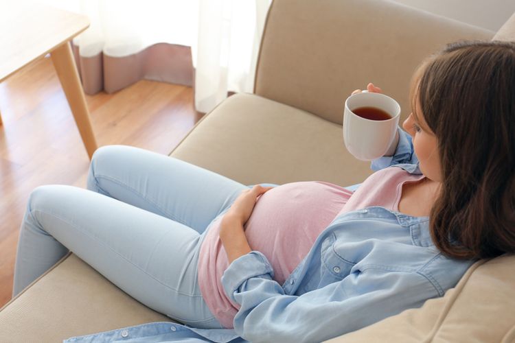 Ilustrasi minum teh saat hamil, apakah boleh minum teh saat hamil, efek minum teh saat hamil, batas konsuumsi teh pada ibu hamil