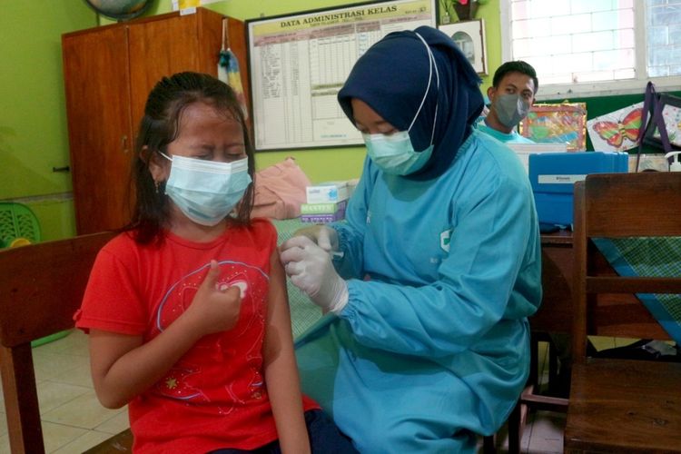 Vaksinasi Covid-19 untuk anak usia 6 - 11 tahun di SDN Jombatan 3, Kabupaten Jombang, Jawa Timur, Jumat (17/12/2021).