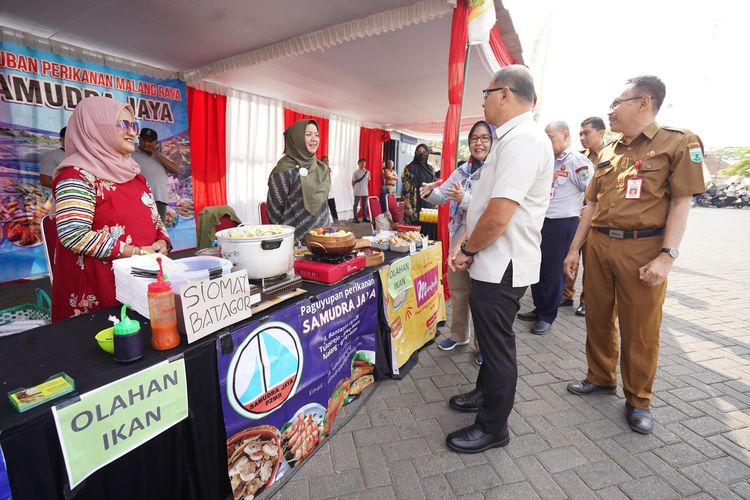 Penjabat (Pj) Wali Kota (Walkot) Batu Aries Agung Paewai dalam acara Gerakan Pangan Murah yang diinisiasi Badan Pangan Nasional di Rest Area Sidomulyo, Kecamatan Batu, Selasa (24/09/2024). 