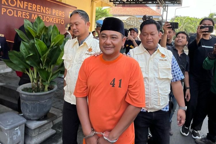 Ikhwan Arofidana, Kepala Desa Sampangagung, Kecamatan Kutorejo, Mojokerto, Jawa Timur, ditangkap polisi dan kasusnya dipublikasikan Polres Mojokerto, Jumat (19/4/2024). Ikhwan ditangkap atas dugaan kasus korupsi dana desa dan anggaran bantuan pembangunan desa pada tahun 2020 dan 2021.