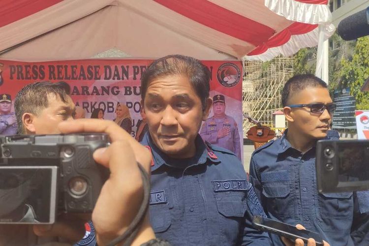 Dirresnarkoba Polda Sulsel Kombes Pol Dodi Rahmawan saat diwawancarai awak media di Mapolda Sulsel, Jalan Perintis Kemerdekaan, Kota Makassar, Sulsel, Kamis (8/6/2023)