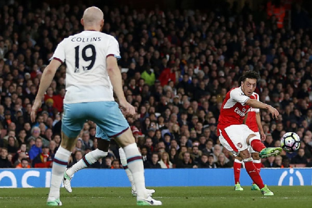Mesut Oezil mencetak gol pembuka Arsenal pada pertandingan Premier League kontra West Ham United di Stadion Emirates, Rabu (5/4/2017). 