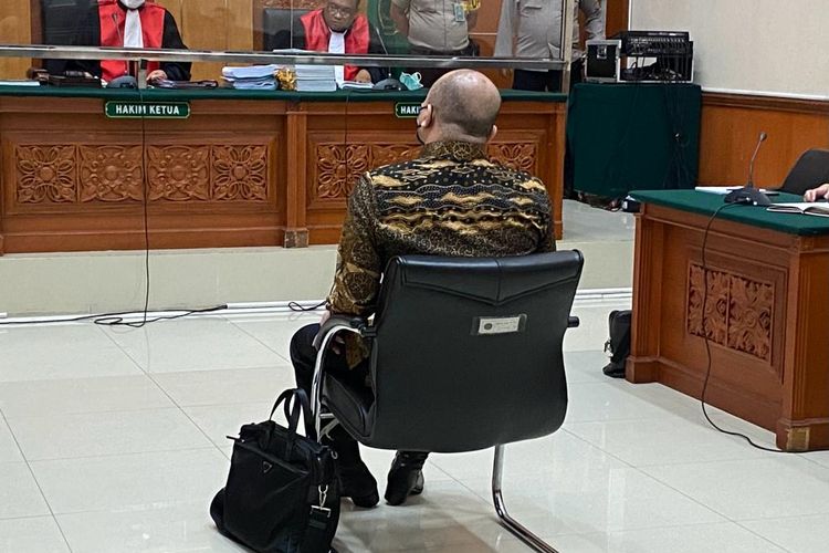 Eks Kapolda Sumatera Barat Irjen Teddy Minahasa mendengarkan replik atau tanggapan jaksa penuntut umum atas pleidoinya di PN Jakarta Barat, Selasa (18/4/2023). 