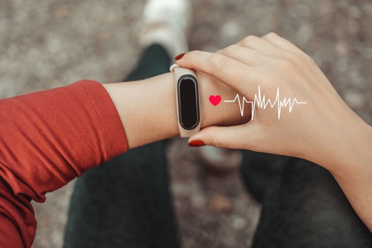 Ilustrasi runner mengecek heart rate