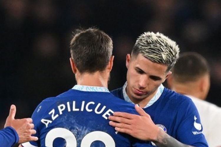 Pemain Chelsea Enzo Fernandez (kanan) dan Cesar Azpilicueta (kiri) seusai pertandingan melawan Fulham di Stadion Stamford Bridge, London, Sabtu (4/2/2023) dini hari WIB. Laga Chelsea vs Fulham itu berakhir dengan skor 0-0. Hasil ini menghambat upaya Chelsea untuk mendekati lima besar klasemen Liga Inggris 2022-2023. Selanjutnya, Chelsea akan melawan West Ham United pada pekan ke-23 Liga Inggris. Berdasarkan jadwal Liga Inggris, laga West Ham vs Chelsea akan berlangsung pada Sabtu (11/2/2023) pukul 19.30 WIB.