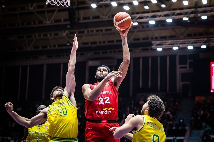 Aksi pemain timnas basket Indonesia Marques Bolden pada saat melawan Australia di laga Grup A FIBA Asia Cup 2022 yang berlangsung di Istora Senayan Jakarta, Sabtu (16/7/2022).