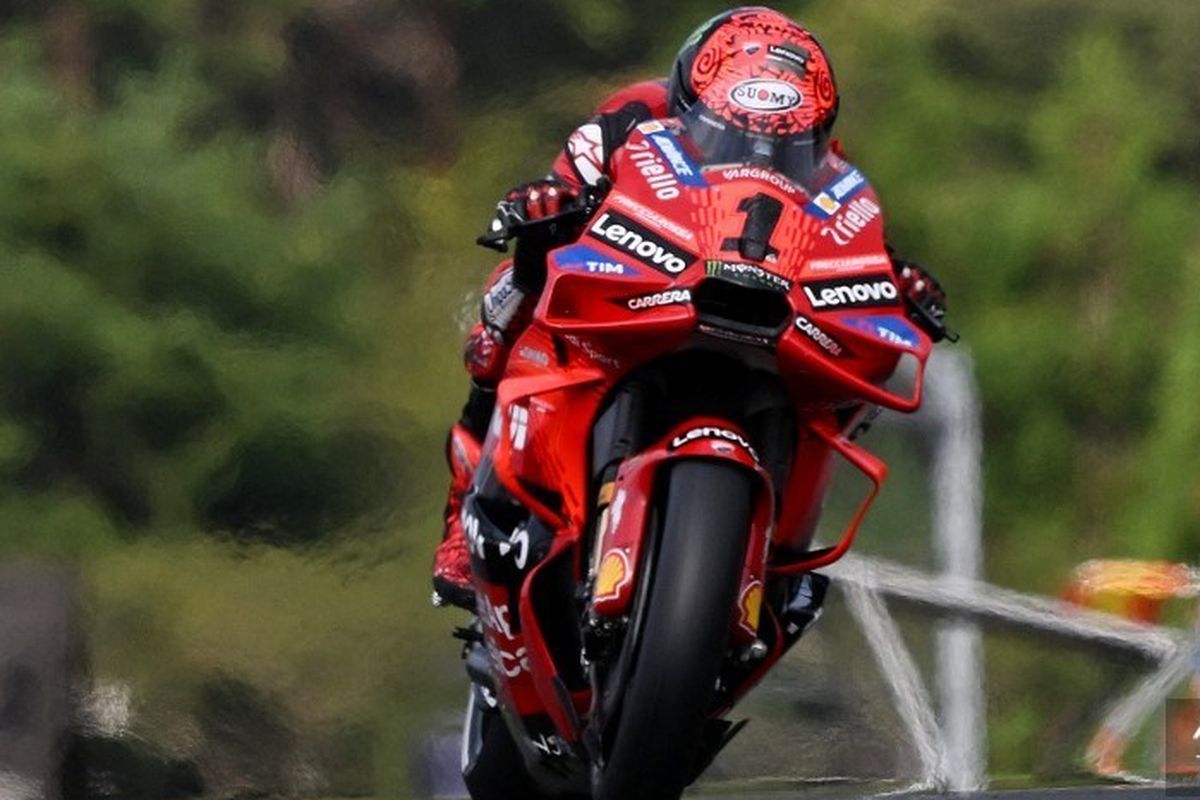 Pebalap Ducati Lenovo Team, Francesco Bagnaia, ketika beraksi dalam rangkaian MotoGP Jepang 2024 di Sirkuit Motegi, pada 4 Oktober 2024. (Photo by Toshifumi KITAMURA / AFP).